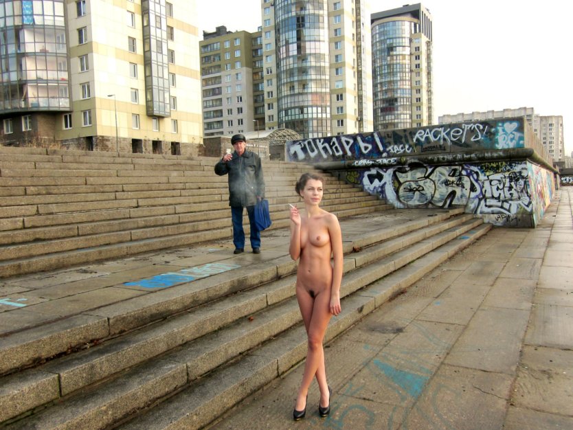 Девушка разделась на набережной
