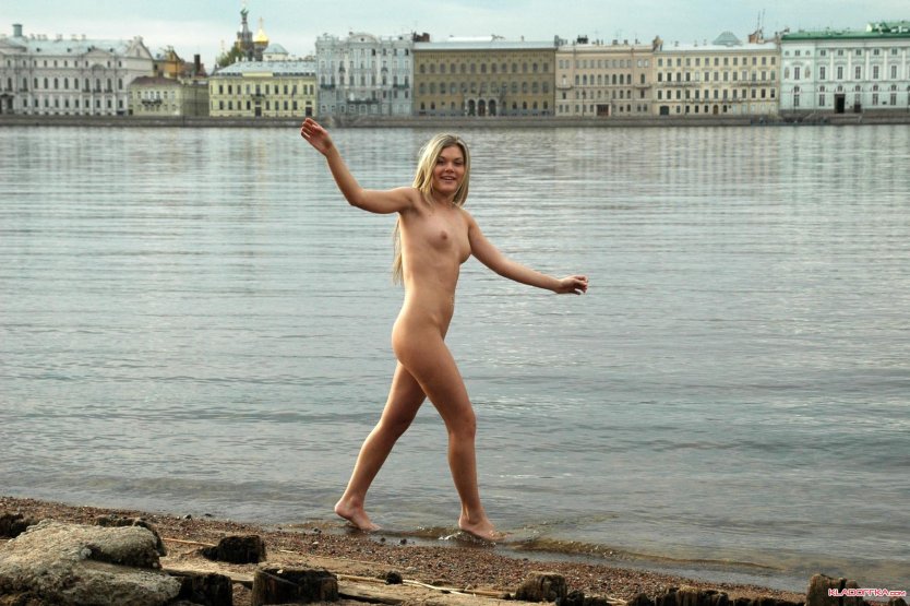 Разделась на набережной