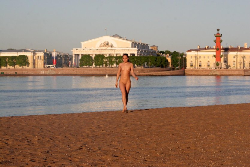 Топлесс у Петропавловской крепости