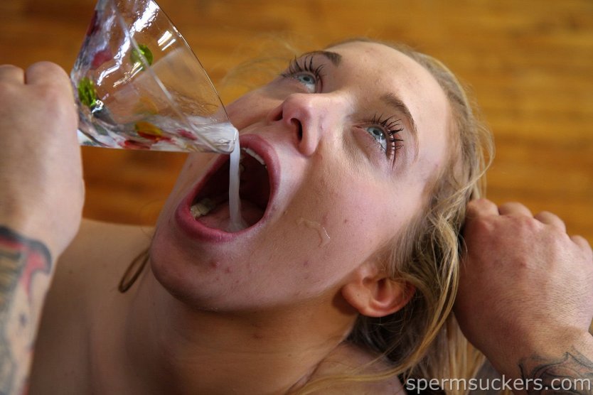 Девушка пьет свою кончу