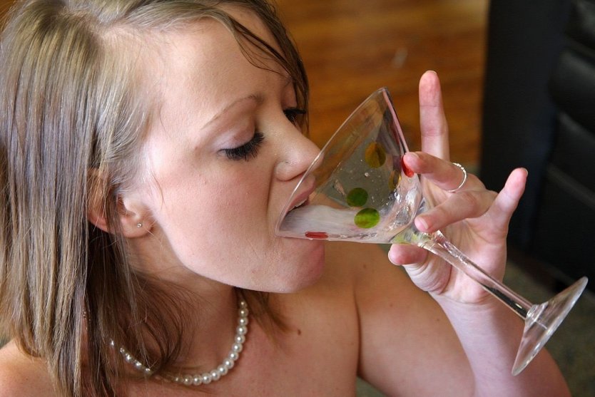 Девочка кончает в стакан