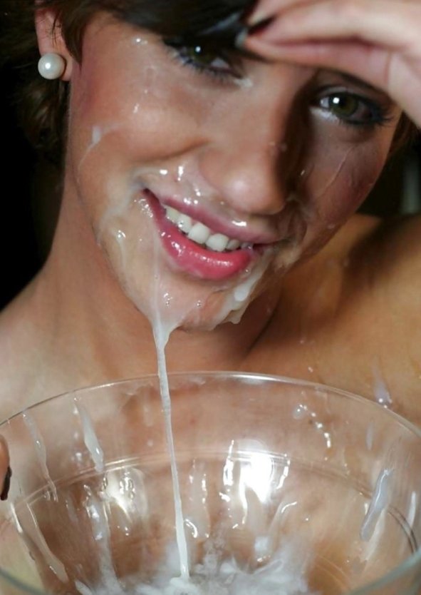 Девушка пьет свою кончу