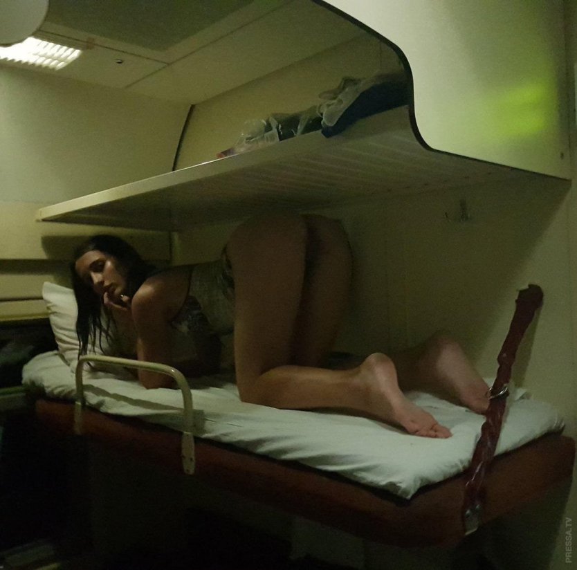 Девушки в поезде плацкарт