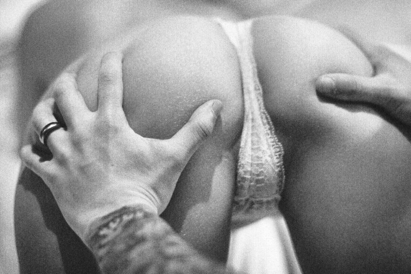 Парень лапает за задницу