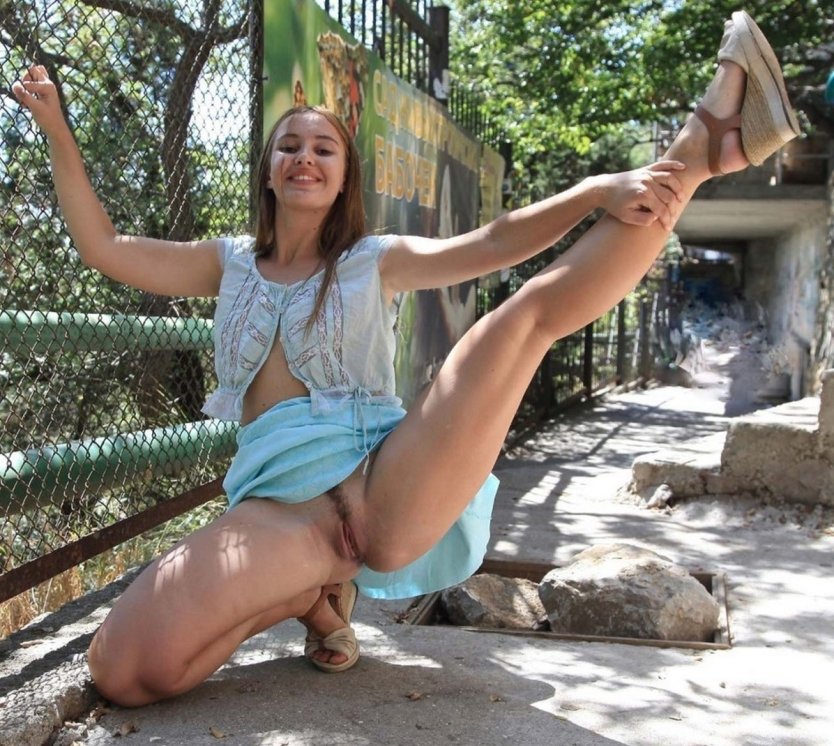 Девушки раздвигают ноги на улице