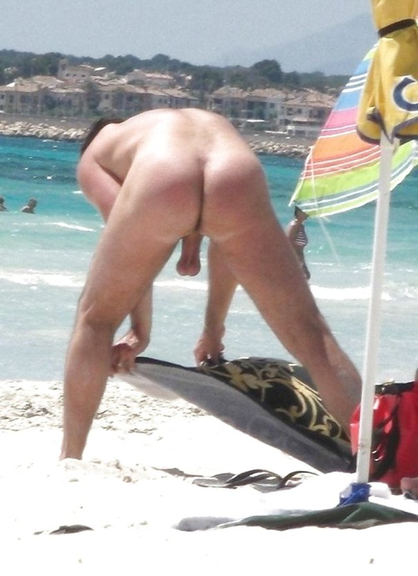 Голые парни на пляже подсмотрел