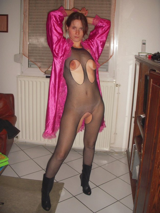 Жена в эротическом костюме