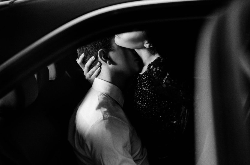 Поцелуй в машине