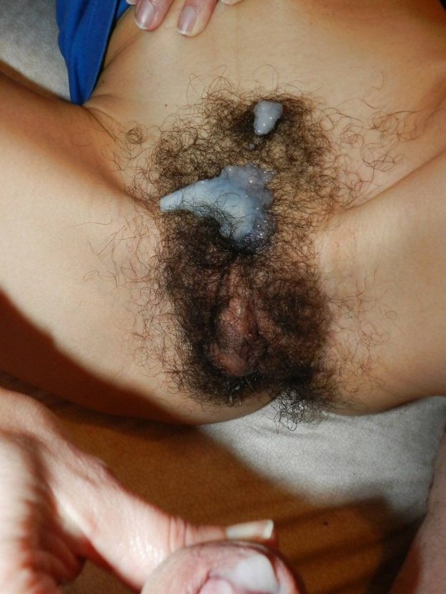 Женский волосатый анус в говне