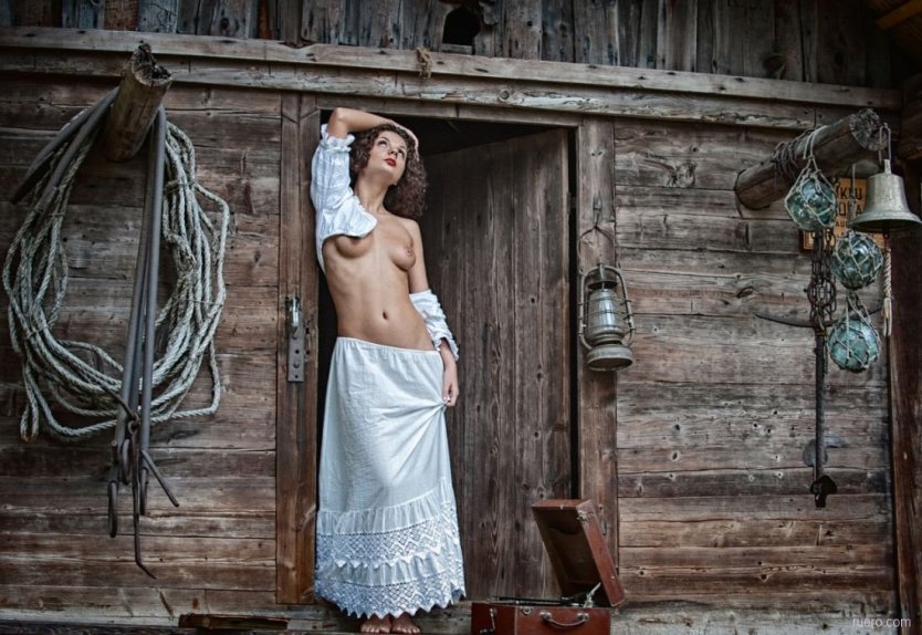Фотосессия ню в деревенском стиле