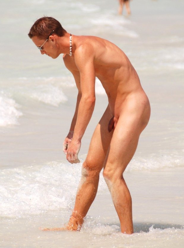 Красивые голые парни на пляже