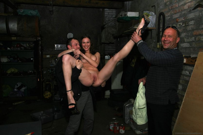 Девчонки раздеваются на спор