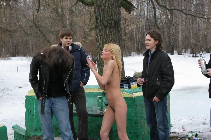 Девочка разделась на спор