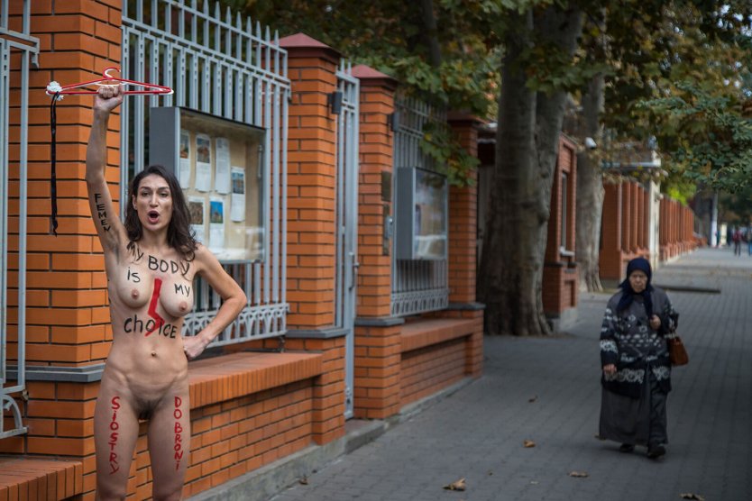 Активистки Femen обнажились
