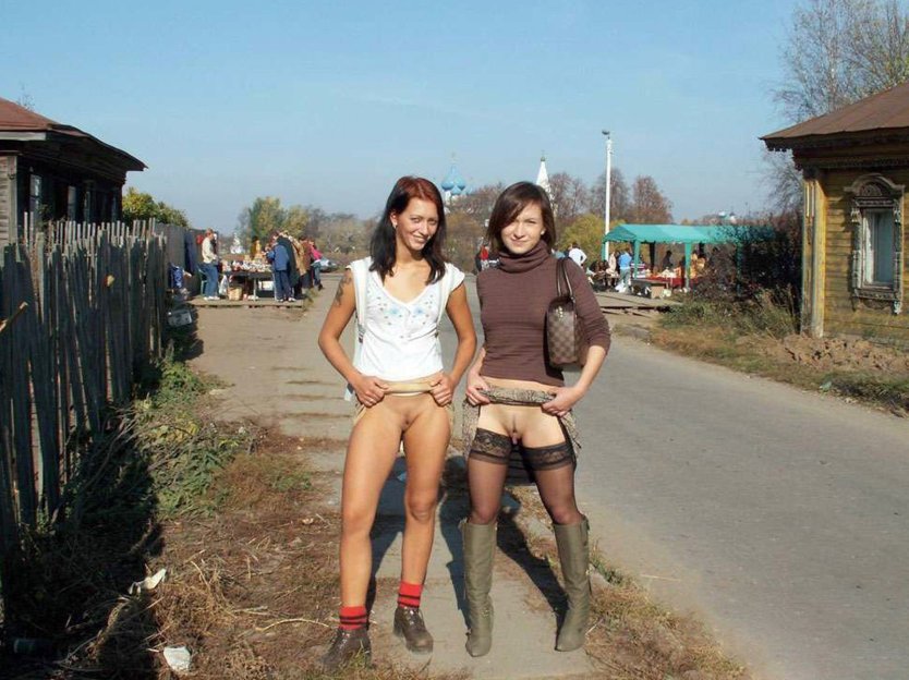 Деревенские девушки без трусиков