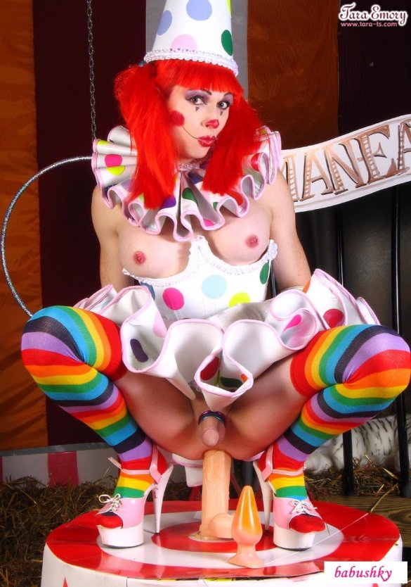 Девушка в костюме клоуна xxx