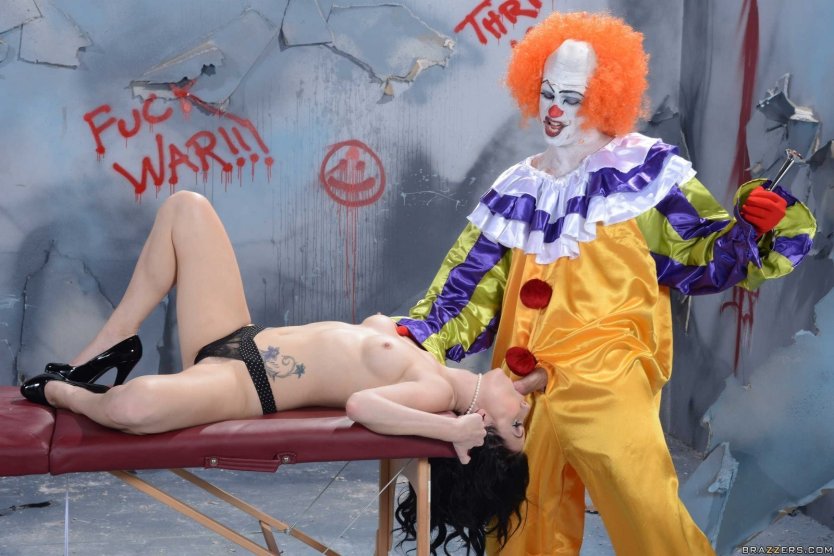 Голая в клоунском наряде