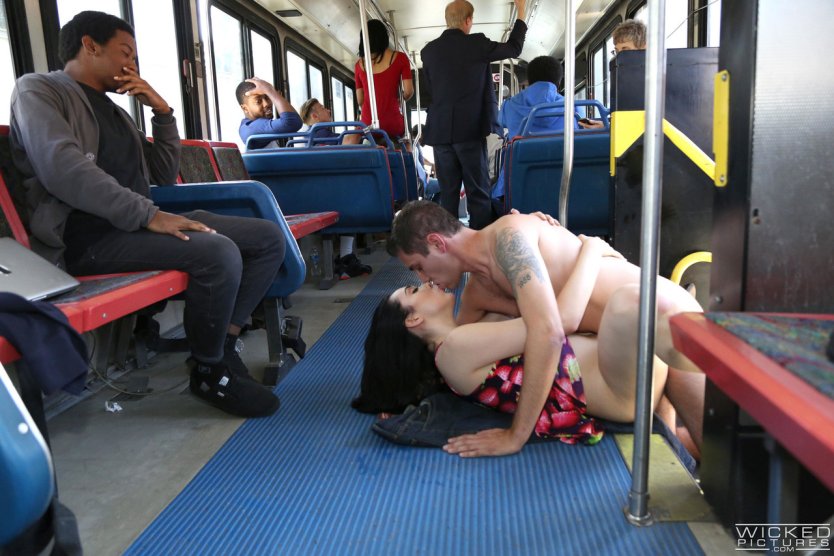 Эротические моменты в автобусе
