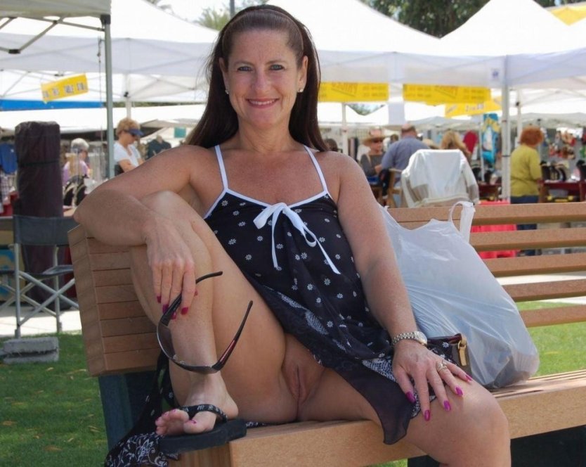 Обычные женщины без трусов