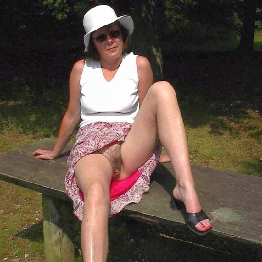 Зрелая без трусиков под юбкой