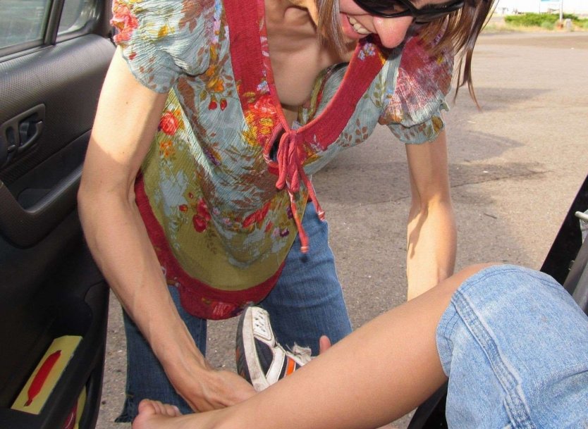 Нагнулась и засветила грудь