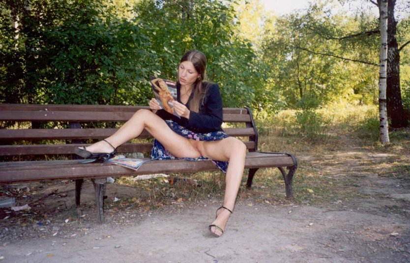 На лавочке расставив ноги