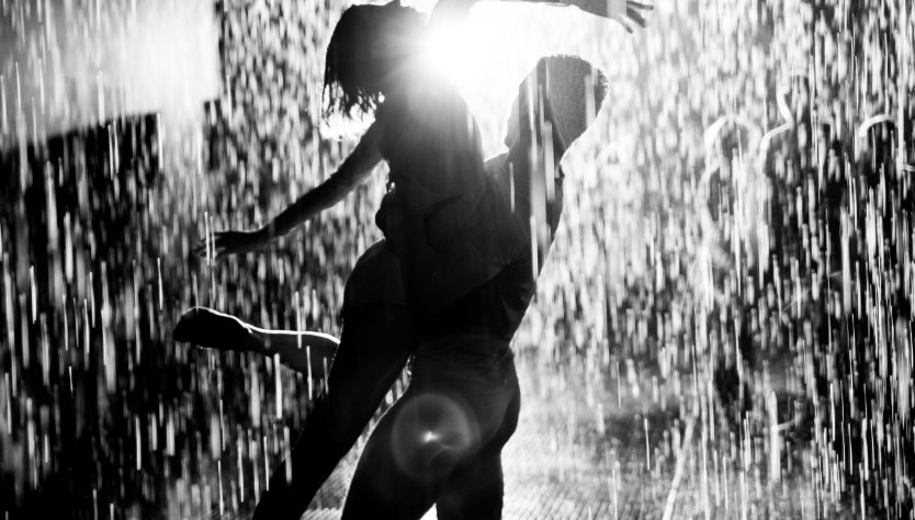 Девушка танцует под дождем