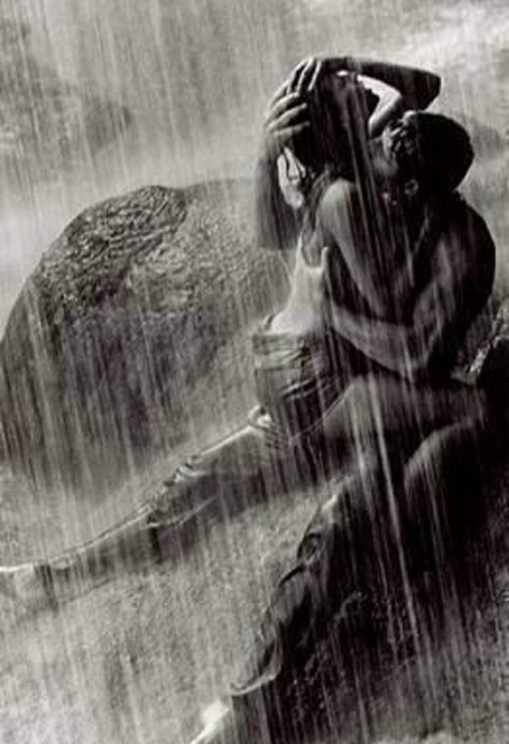 Мужчина и женщина под дождем