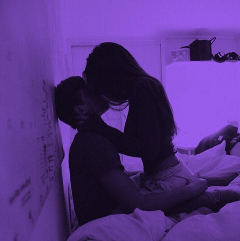 Парень с девушкой темно