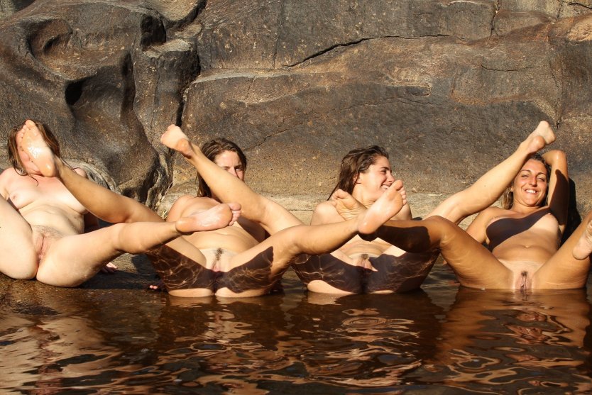 Бабы в озере купались голышом