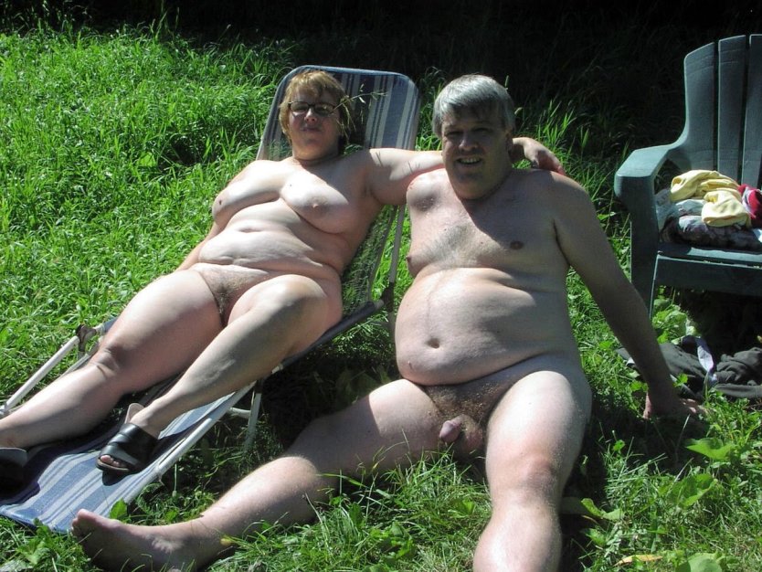 Голые зрелые пары на природе