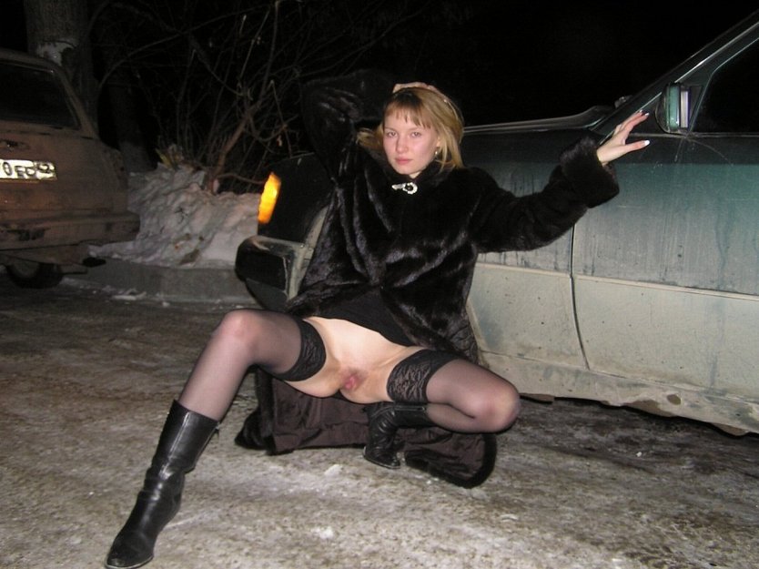 Зрелая зимой без трусов