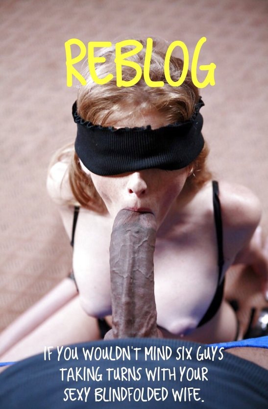 Зрелую с повязкой на глазах