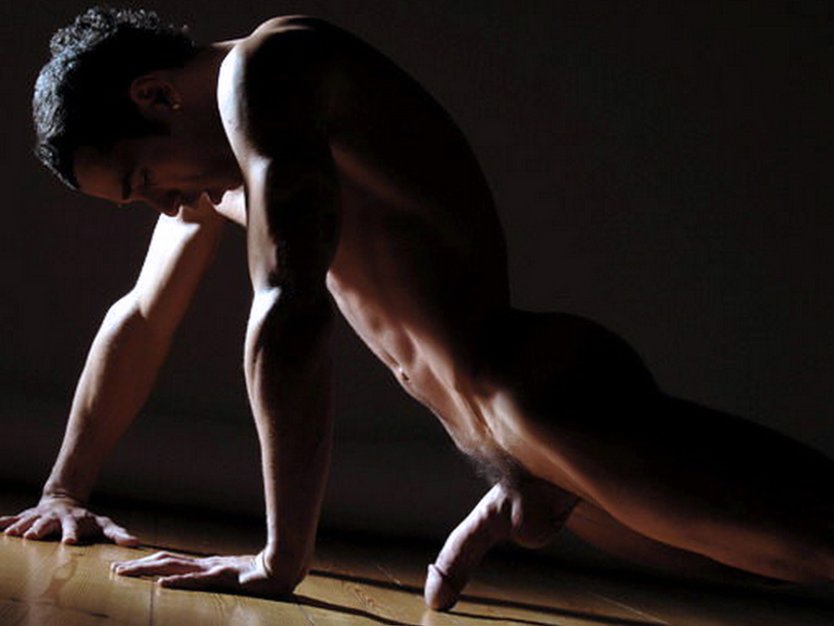 Ню парни позируют в залах