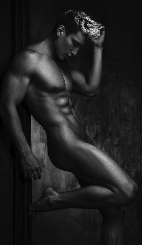Фотосъемка в стиле ню мужчины