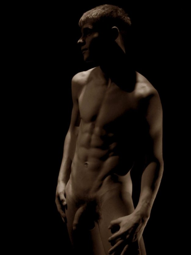 Художественное мужское ню