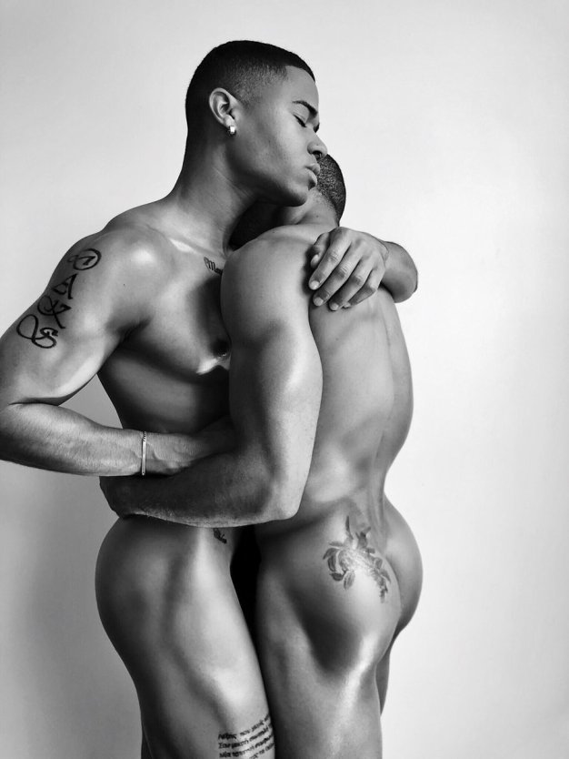 Красивые позы голых парней