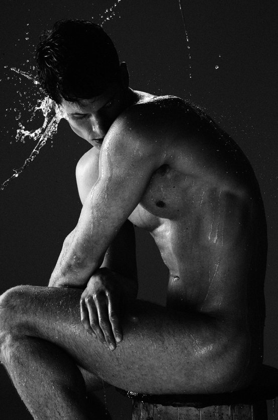 Красивое мужское тело ню