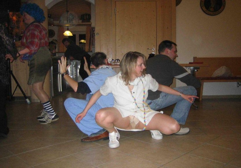 Засветилась на корпоративе без трусиков