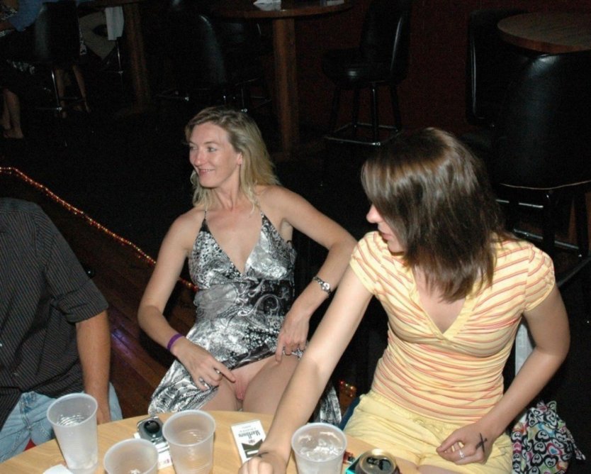 Жена без трусиков в гостях