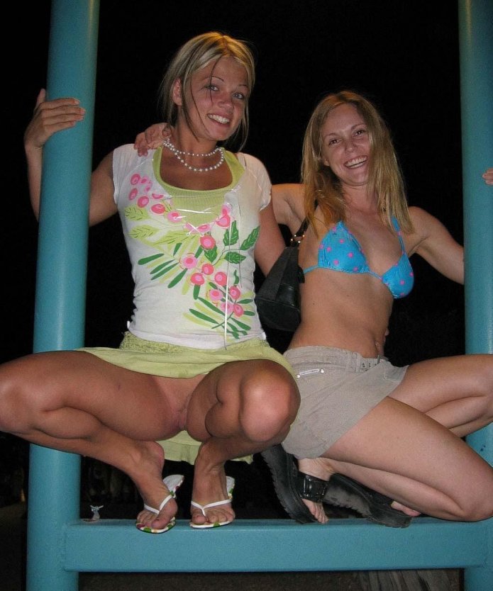 Веселые девушки без трусиков