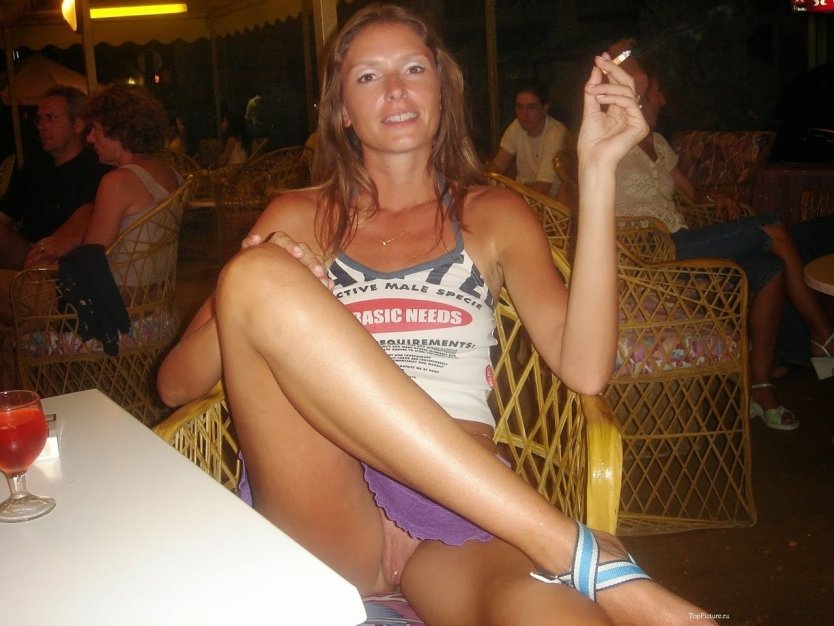 Засветила трусики в кафе