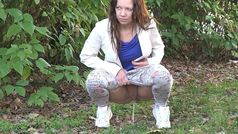 Девочка пописала в кустах
