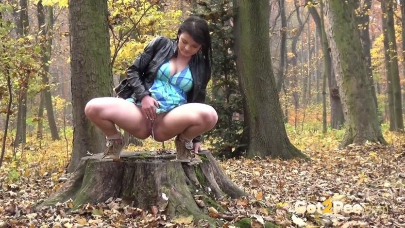 Голые женщины ссут дома