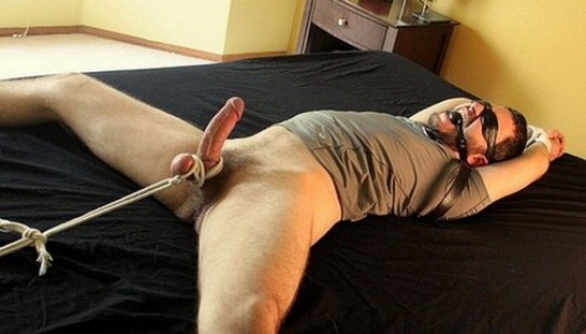 Бдсм привязанный парень к кровати