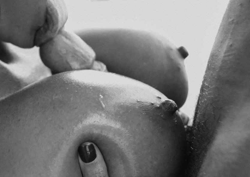 Между грудей черно белое