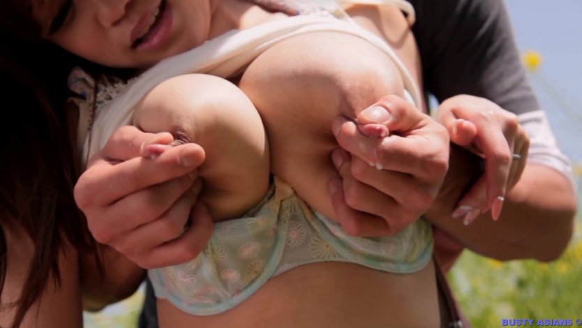 Мужчина тискает сиськи