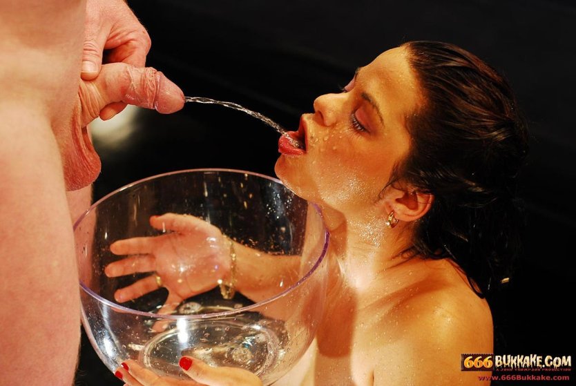 Парень пьет мочу девушки