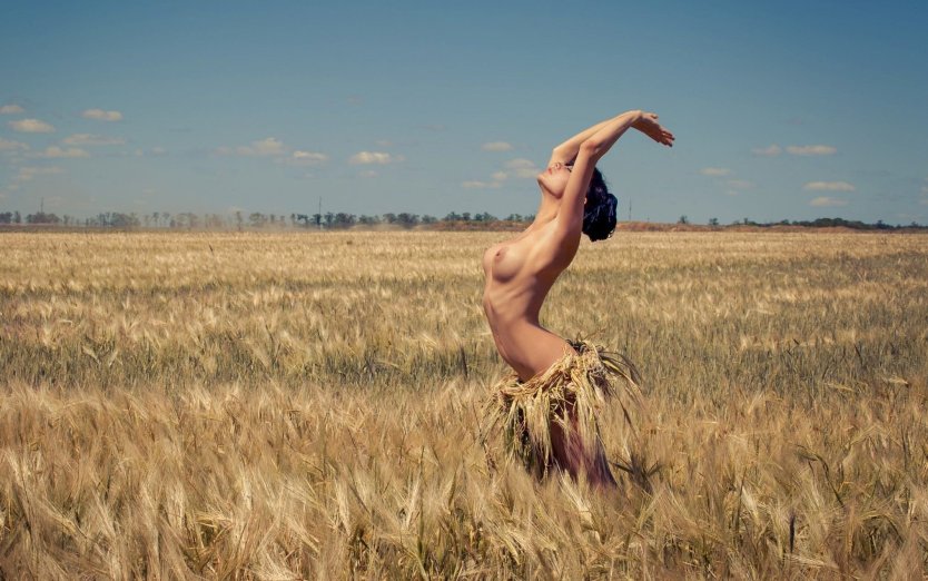 Эро фотосессия в полях пшеницы