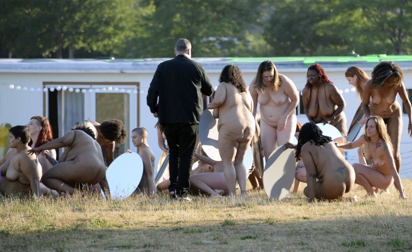 Очередь из голых женщин